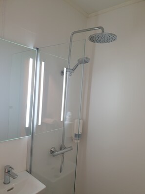 Chambre économique | Salle de bain | Douche, serviettes fournies