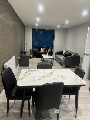 Flat-screen TV - Icare lodge Safwaan house (Barking)