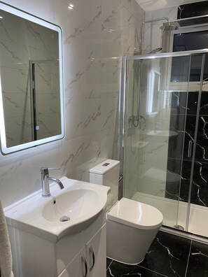 Free toiletries, hair dryer, bathrobes, towels - Icare lodge Safwaan house (Barking)