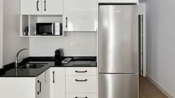 Kühlschrank, Mikrowelle, Wasserkocher mit Kaffee-/Teezubehör, Toaster