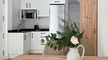 Kühlschrank, Mikrowelle, Wasserkocher mit Kaffee-/Teezubehör, Toaster