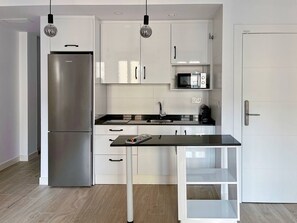 Kylskåp, mikrovågsugn, kaffe- och tebryggare och brödrost