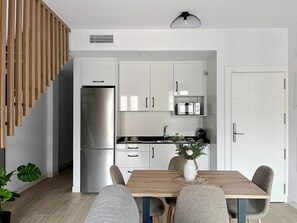 Kühlschrank, Mikrowelle, Wasserkocher mit Kaffee-/Teezubehör, Toaster