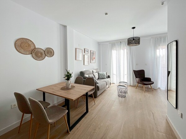 TV - Apartamento de un Dormitorio con Pequeño Patio - Picú Home (Málaga)