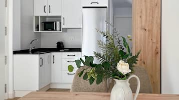 Kühlschrank, Mikrowelle, Wasserkocher mit Kaffee-/Teezubehör, Toaster