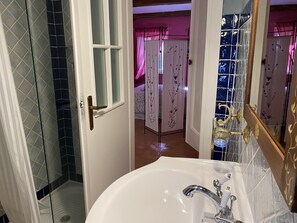 Douche, sèche-cheveux, bidet, serviettes fournies