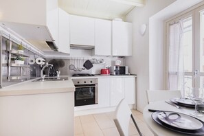 Fridge, oven, stovetop, coffee/tea maker