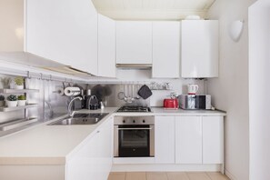 Fridge, oven, stovetop, coffee/tea maker