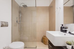 Dusche, Haartrockner, Bidet, Handtücher