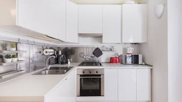 Frigorifero, forno, piano cottura, macchina per tè/caffè