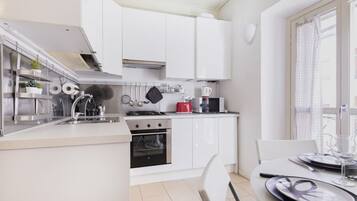 Kylskåp, ugn, spishäll och kaffe- och tebryggare