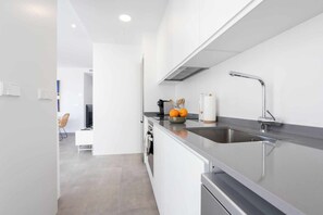 Kühlschrank, Mikrowelle, Ofen, Geschirrspüler
