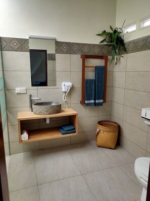 Luxury Cottage, 1 Bedroom, Non Smoking | Bathroom | Shower, hair dryer, towels, soap