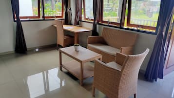 Luxury-Ferienhaus, 1 Schlafzimmer, Nichtraucher | Essbereich im Zimmer