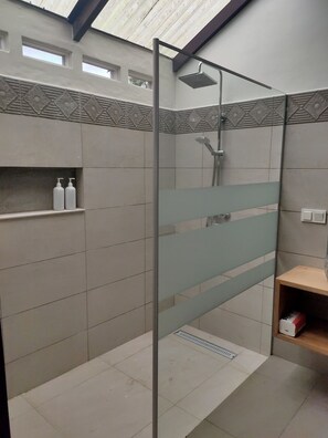Luxury Cottage, 1 Bedroom, Non Smoking | Bathroom | Shower, hair dryer, towels, soap - ilasan cottage (Tomohon)