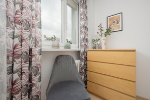 2 bedrooms, laptop workspace, bed sheets - City Flowers Apartment Warsaw by Renters (Warsaw)
