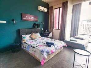 Iron/ironing board, bed sheets