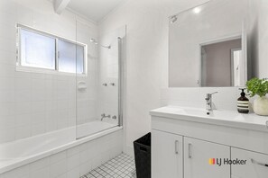 Douche, savon, shampoing, papier toilette
