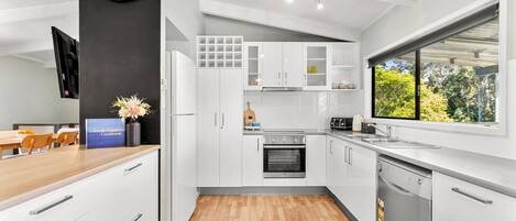 冷蔵庫、電子レンジ、オーブン、コンロ