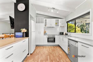 Køleskab, mikrobølgeovn, ovn, kogeplade