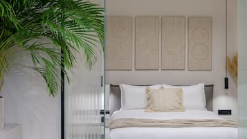 2 habitaciones, escritorio y tabla de planchar con plancha