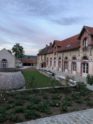 Property grounds - Saint Sulpice - Three Bedroom Apartment, Sleeps 7 (Mondeville)