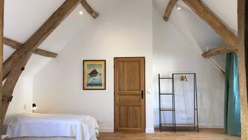 3 bedrooms, desk, iron/ironing board, WiFi (free)