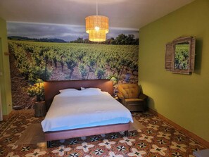 8 bedrooms, iron/ironing board, WiFi, bed sheets