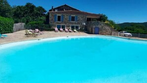 A stone house with a swimming pool, surrounded by greenery and hills. - Mas "Naturelle" Cévennes (Molières-sur-Cèze)