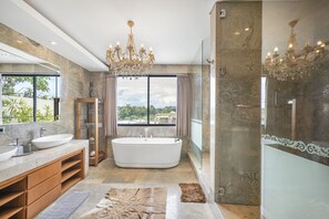 Vila Eksklusif | Kamar mandi | Bathtub, perlengkapan mandi gratis, pengering rambut, dan handuk