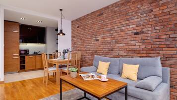 Apartemen, 1 kamar tidur, balkon | Ruang keluarga