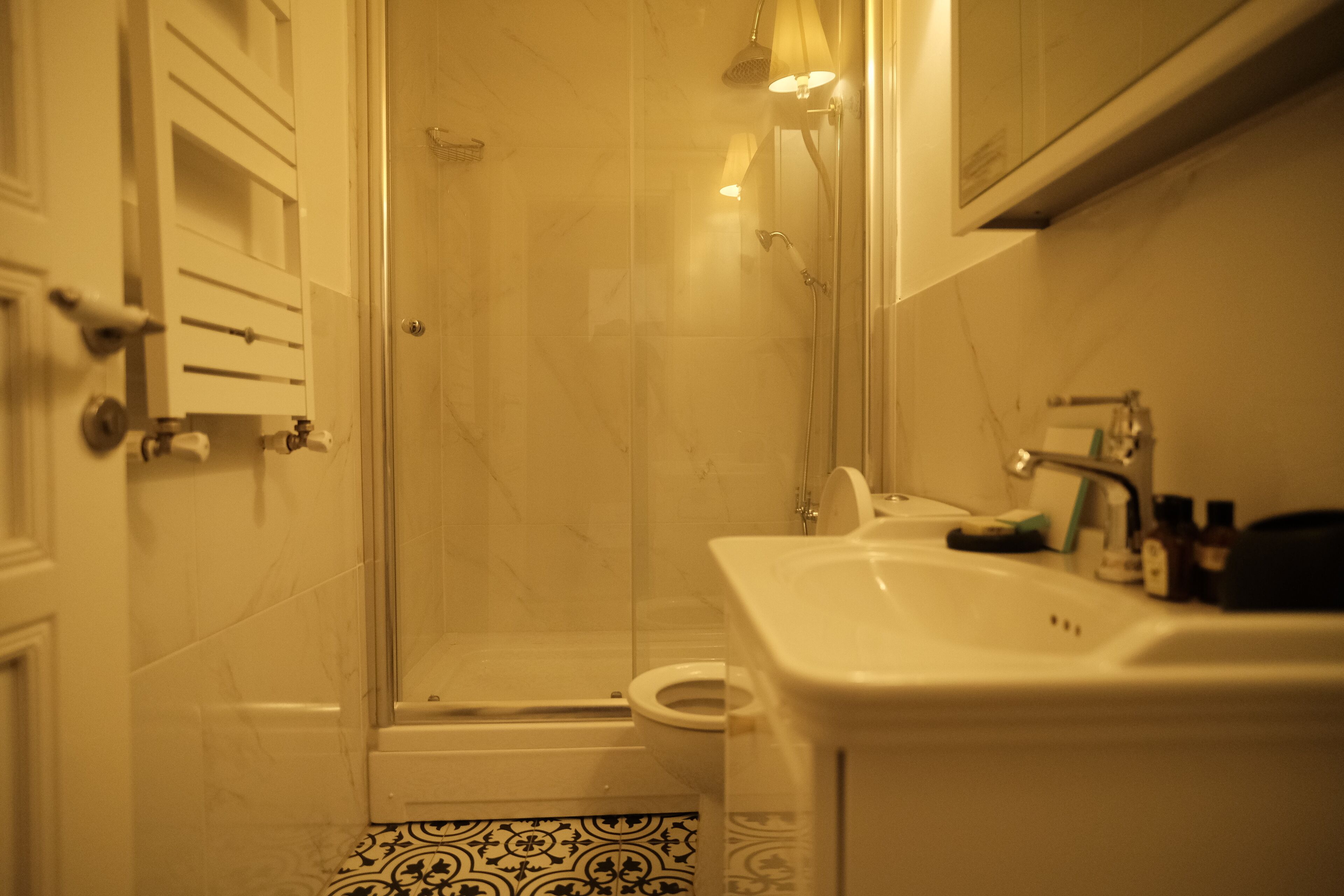 Un baño con ducha, inodoro y lavabo.