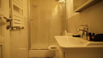 Un baño con ducha, inodoro y lavabo.