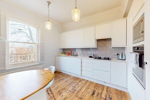 Fridge, microwave, oven, stovetop - Modern 1BD flat in Clapham Old Town (London)