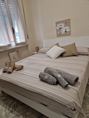 2 bedrooms, iron/ironing board, travel cot, free WiFi - Luna apartment with free parking. (nervi genova)
