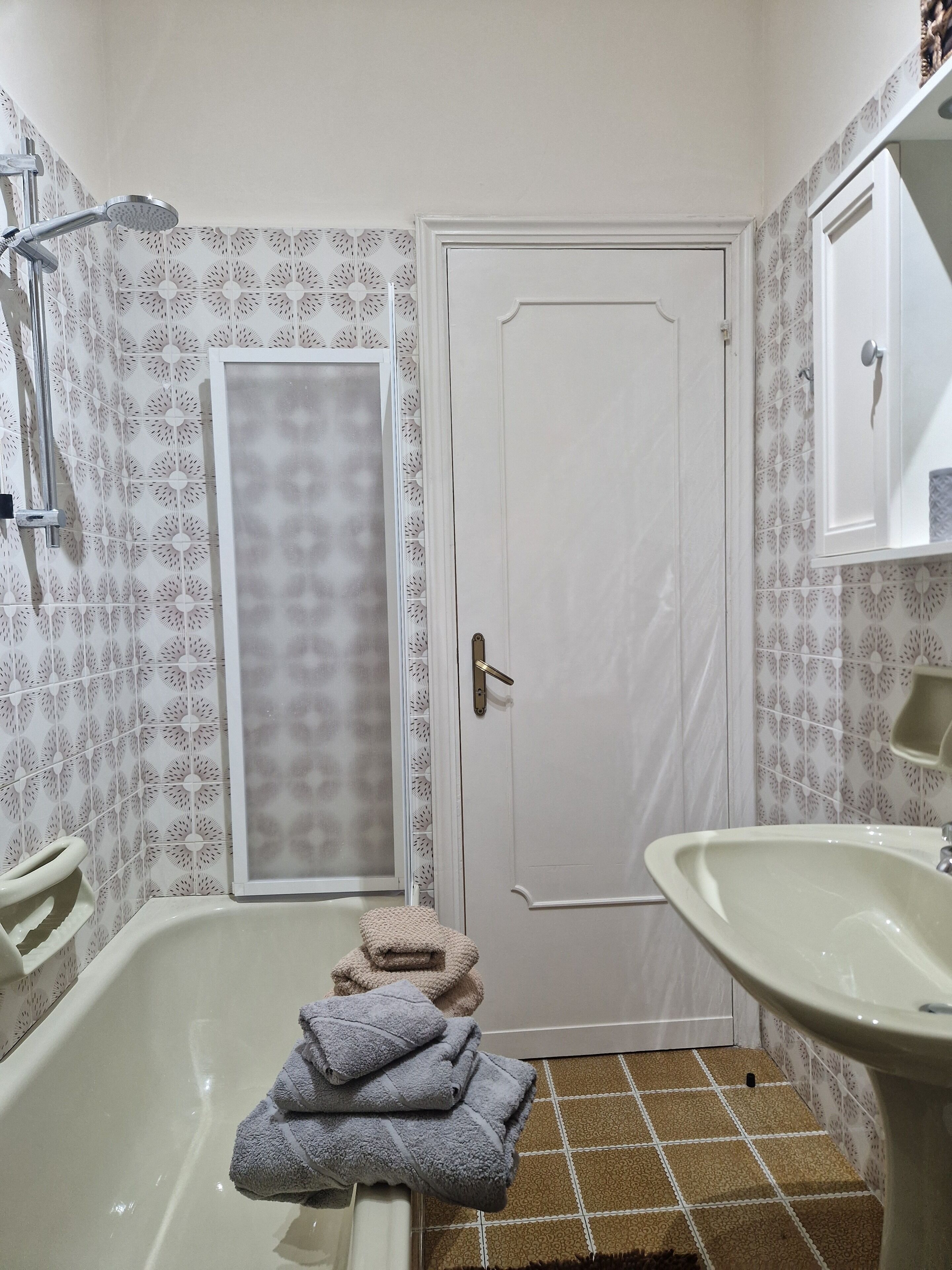 Haartrockner, Bidet, Handtücher, Toilettenpapier