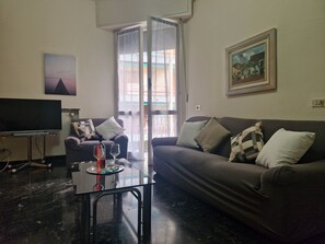TV - Luna apartment with free parking. (nervi genova)