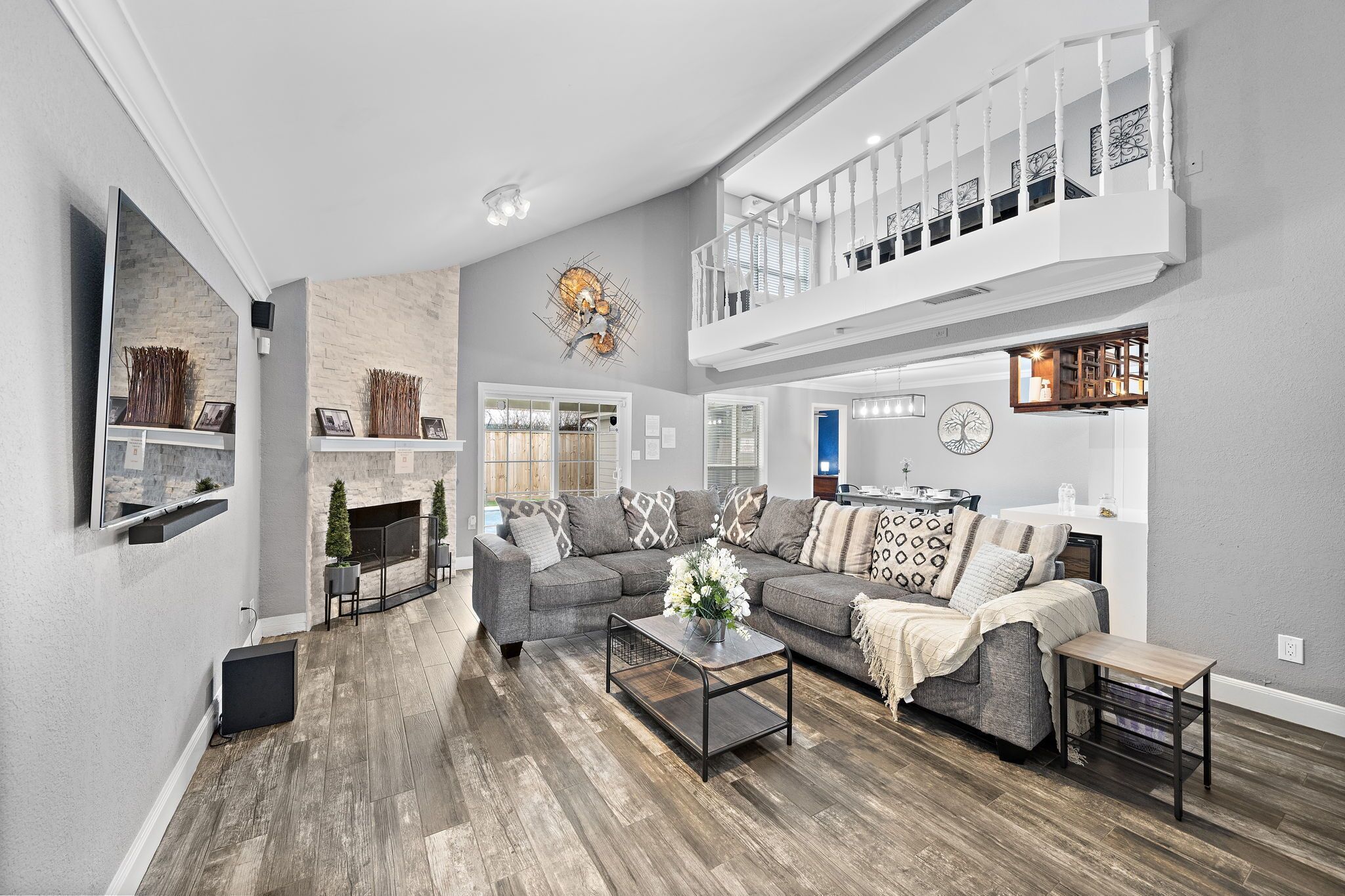 Smart-TV, Tischtennisplatte, Arbeitsbereiche