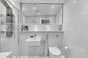 Basic-Apartment | Badezimmer | Dusche, Haartrockner, Handtücher, Seife