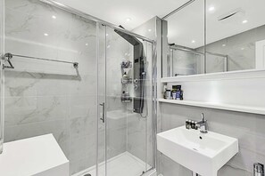 Basic Apartment | Bathroom | Shower, hair dryer, towels, soap - Chic Kensal Green Retreat (London)