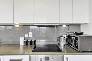 Basic Apartment | Private kitchen - Chic Kensal Green Retreat (London)