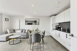 Basic Apartment | Private kitchen | Fridge, microwave, oven, stovetop - Chic Kensal Green Retreat (London)