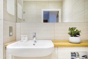 Bathroom - Rosy and Cosy West London Apartment (London)