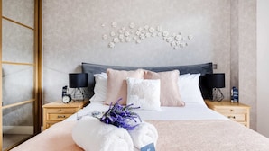 Unclassified image, 3 of 24, button - Rosy and Cosy West London Apartment (London)