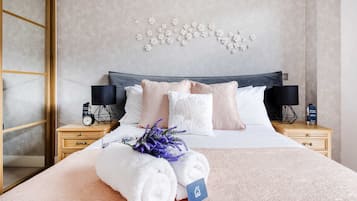 1 habitación, tabla de planchar con plancha y ropa de cama