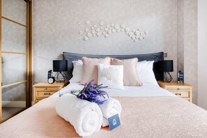 1 habitación, tabla de planchar con plancha y ropa de cama 