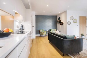 Basic Apartment | Private kitchen | Fridge, microwave, oven, stovetop