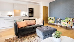 Unclassified image, 2 of 24, button - Rosy and Cosy West London Apartment (London)