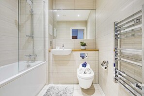 Basic Apartment | Bathroom | Bathtub, hair dryer, towels, soap - Rosy and Cosy West London Apartment (London)