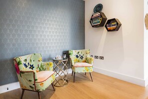 Dining - Rosy and Cosy West London Apartment (London)